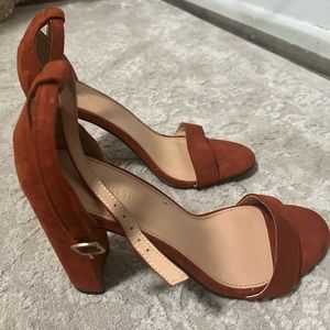 Thick heeled rust shoes